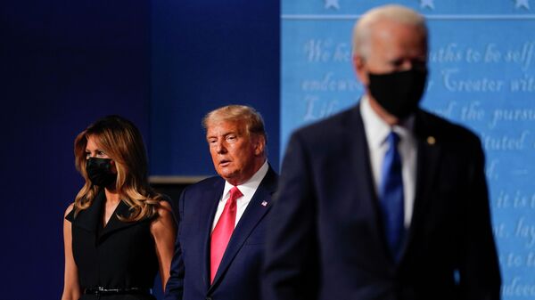 Дональд и Мелания Трамп на сцене дебатов вместе с уходящим Джо Байденом  - Sputnik Қазақстан