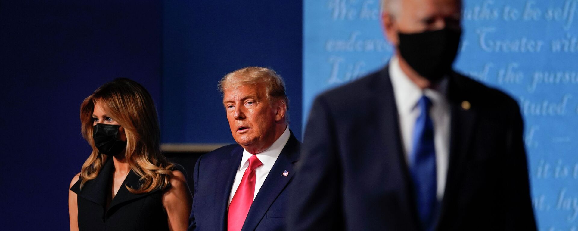 Дональд и Мелания Трамп на сцене дебатов вместе с уходящим Джо Байденом  - Sputnik Казахстан, 1920, 28.06.2024