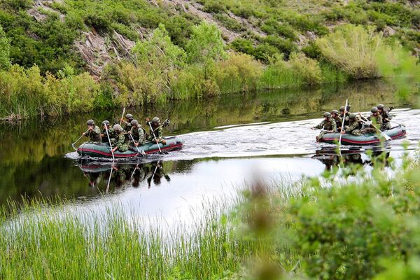 Военные сплавляются по реке - Sputnik Казахстан