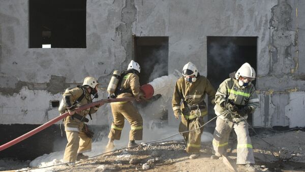 Пожарные тушат огонь на штабной тренировке  - Sputnik Казахстан