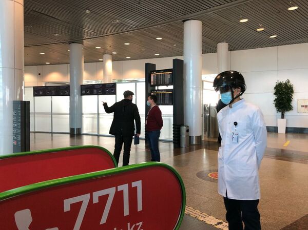 Робокоп появился в аэропорту Нур-Султана: зачем нужен человек в шлеме? Робокоп появился в аэропорту Нур-Султана: зачем нужен человек в шлеме? - Sputnik Казахстан