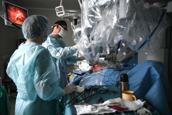 Хирург управляет роботом-хирургом Да Винчи во время хирургической операции в городской клинической больнице №50 в Москве - Sputnik Қазақстан