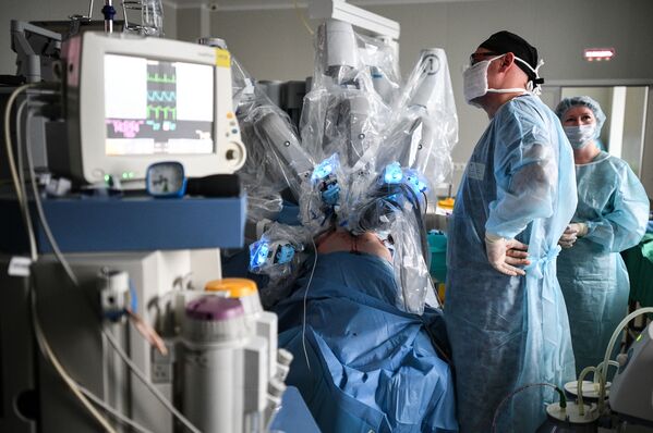 Медики во время операции с роботом-хирургом Да Винчи в городской клинической больнице №50 в Москве - Sputnik Қазақстан