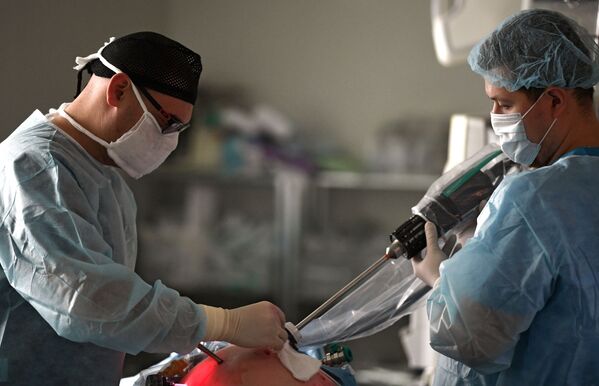 Медицинские работники во время подготовки к хирургической операции роботом-хирургом Да Винчи в городской клинической больнице №50 в Москве - Sputnik Казахстан