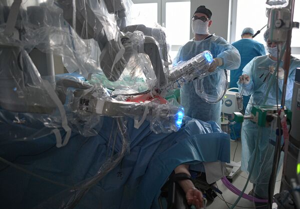 Хирург управляет роботом-хирургом Да Винчи во время хирургической операции в городской клинической больнице №50 в Москве - Sputnik Қазақстан