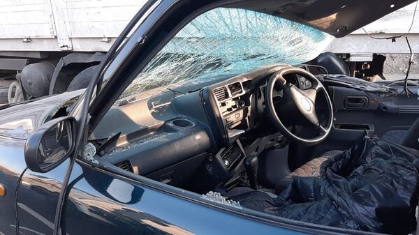 Иномарка врезалась в манипулятор в Алматы: водитель чудом остался жив - Sputnik Казахстан