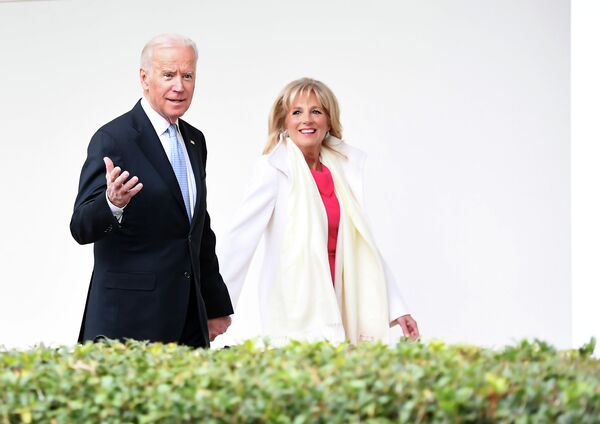 Вице-президент США Джо Байден и его жена Джилл проходят через колоннаду Белого дома в Вашингтоне, округ Колумбия, 20 января 2017 года - Sputnik Қазақстан