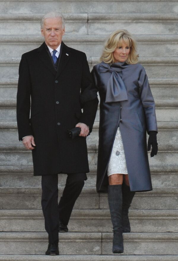 Вице-президент США Джо Байден и его жена Джилл Байден покидают Капитолий США после церемонии инаугурации 57-го президента 21 января 2013 года в Вашингтоне, - Sputnik Казахстан