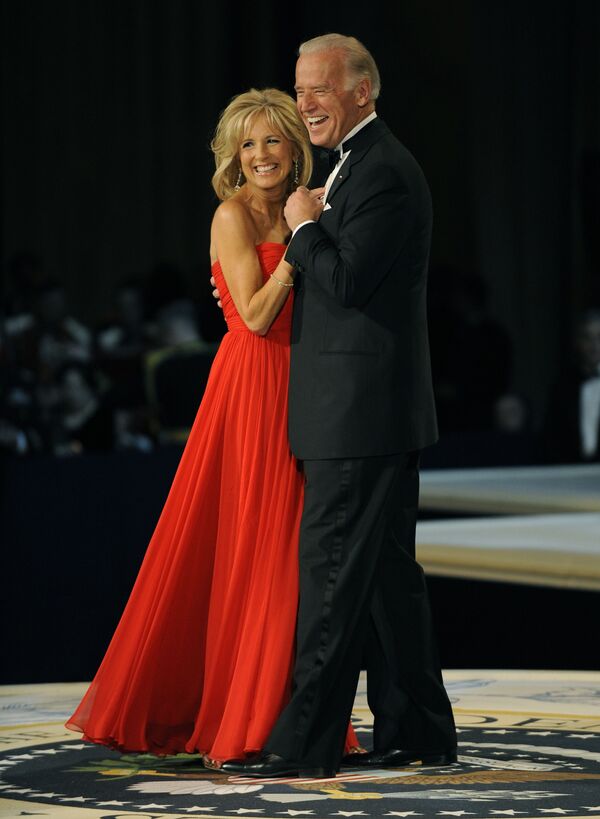 Вице-президент Джо Байден и его жена Джилл танцуют во время бала главнокомандующего в Национальном строительном музее в Вашингтоне 20 января 2009 года - Sputnik Қазақстан