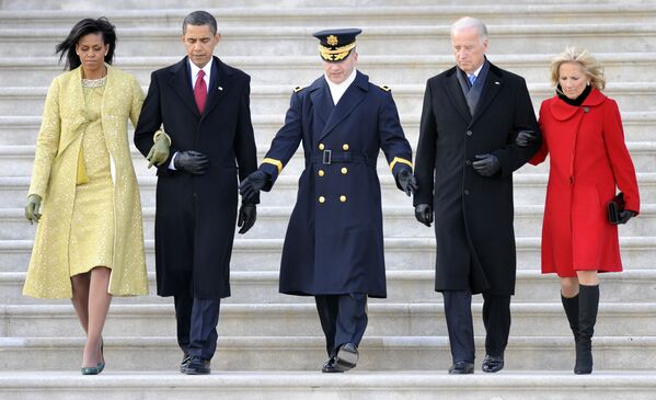 Президент Барак Обама, его жена Мишель (слева), вице-президент Джозеф Байден (2-справа) и его жена Джилл (справа) в сопровождении генерал-майора Ричарда Роу спускаются по ступеням здания Капитолия США после того, как Обама был приведен к присяге. 44-й президент США во время 56-й церемонии инаугурации в Вашингтоне - Sputnik Казахстан