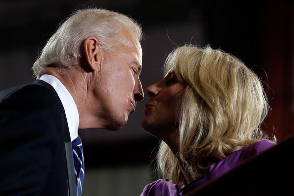 Вице-президент Джо Байден целует свою жену Джилл Байден во время митинга кампании Terra Community College, воскресенье, 4 ноября 2012 года, во Фремонте, штат Огайо - Sputnik Қазақстан