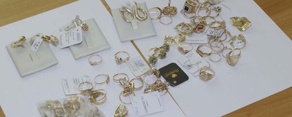 Золотые украшения в магазине - Sputnik Казахстан