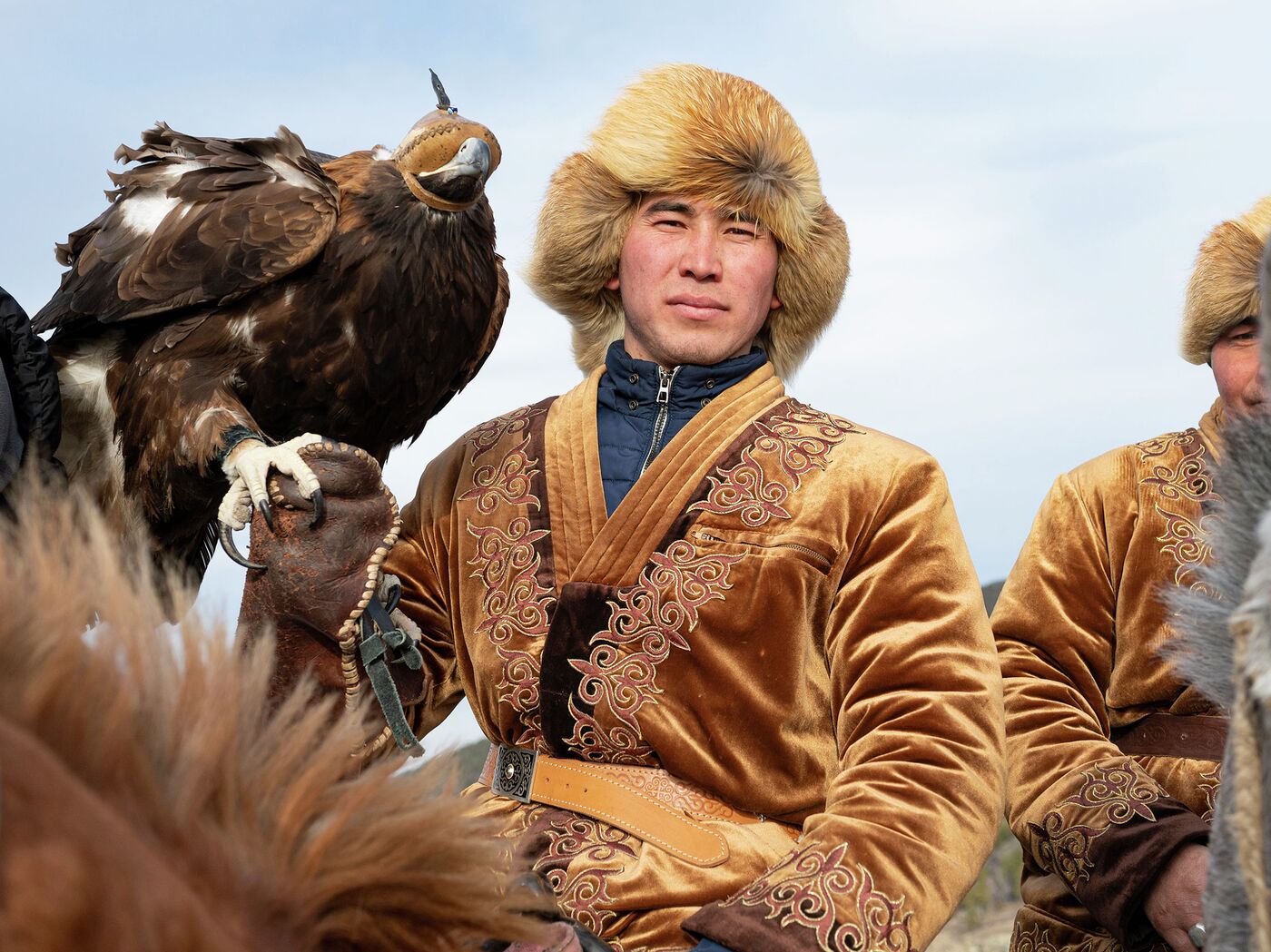 Қыз бейне чатта өзін көрсетеді.