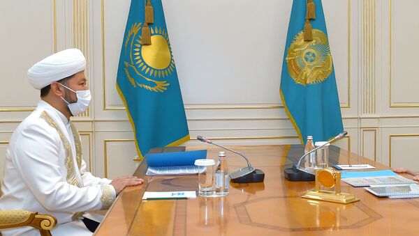 Президент Казахстана Касым-Жомарт Токаев и верховный муфтий Наурызбай кажы Таганулы - Sputnik Казахстан
