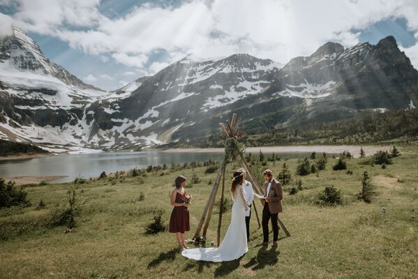 Снимок канадских фотографов Virginia Strobel & Evan Cikaluk, победивший в категории EPIC LOCATION в конкурсе 2020 International Wedding Photographer of the Year  - Sputnik Казахстан