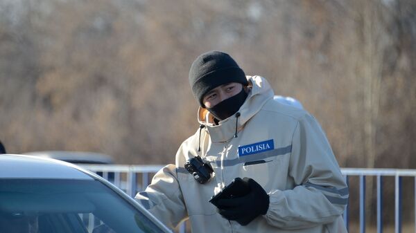 Полицейский в маске на блокпосте   - Sputnik Казахстан