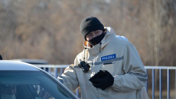 Полицейский в маске на блокпосте  - Sputnik Казахстан