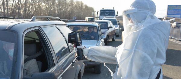 Врач измеряет температуру водителю автомобиля на блокпосте  - Sputnik Казахстан
