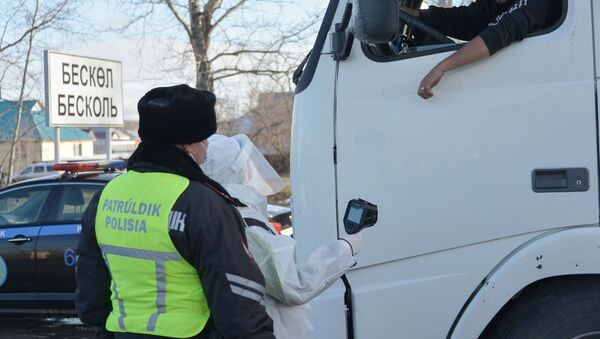 Полицейский и врач общаются с водителем грузовика у блокпоста  - Sputnik Қазақстан