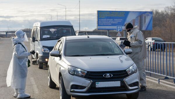 Врач и полицейский общаются с водителем автомобиля у блокпоста  - Sputnik Казахстан
