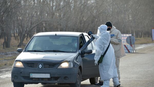 Врач и полицейский близ блокпоста общаются с водителем автомобиля  - Sputnik Казахстан