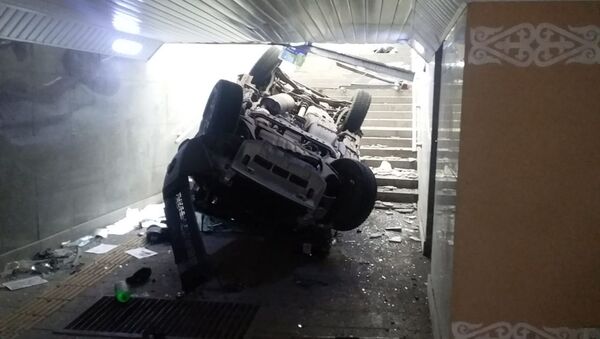 Автомобиль упал в подземный переход на улице Сатпаева - Sputnik Қазақстан