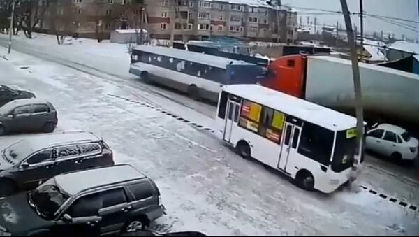 Автобус врезался в столб - Sputnik Қазақстан