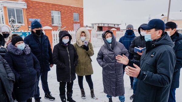 Алтай Кульгинов беседует с жителями жилого массива Интернациональный - Sputnik Казахстан