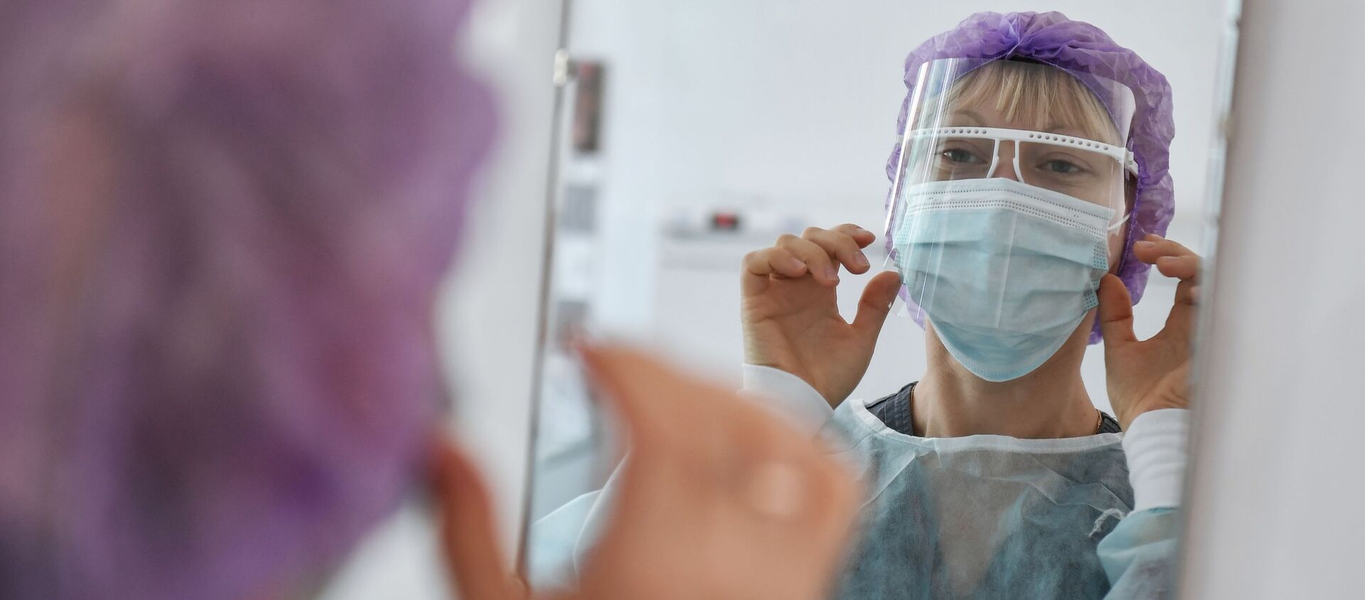 Медсестра поправляет лицевой щиток перед сменой в больнице с коронавирусом  - Sputnik Казахстан, 1920, 05.03.2021