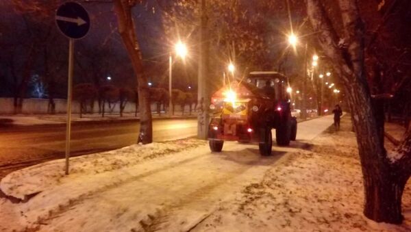 Сотрудники коммунальной службы чистят снег и посыпают тротуары  - Sputnik Казахстан