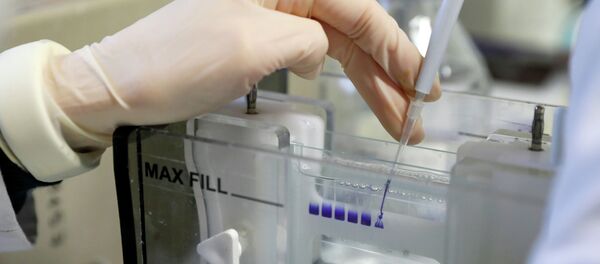 Сотрудник лаборатории проводит исследования для создания вакцины от коронавируса  - Sputnik Казахстан