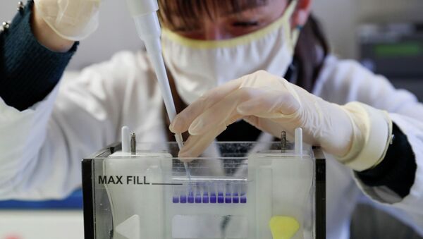 Сотрудница лаборатории проводит исследования в рамках разработки вакцины от коронавируса - Sputnik Қазақстан