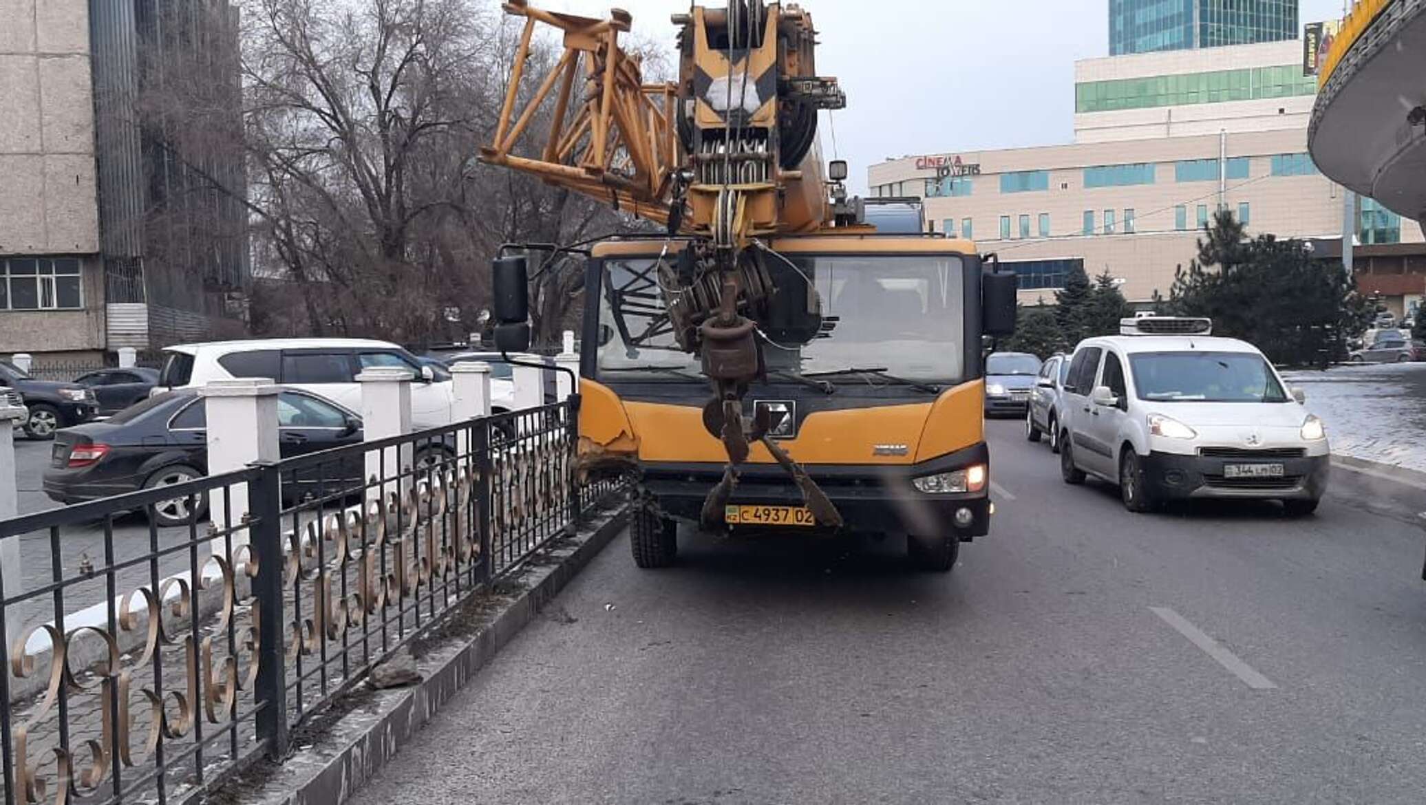 Водитель автокрана. Сериал угнали автокран и врезались в мост.