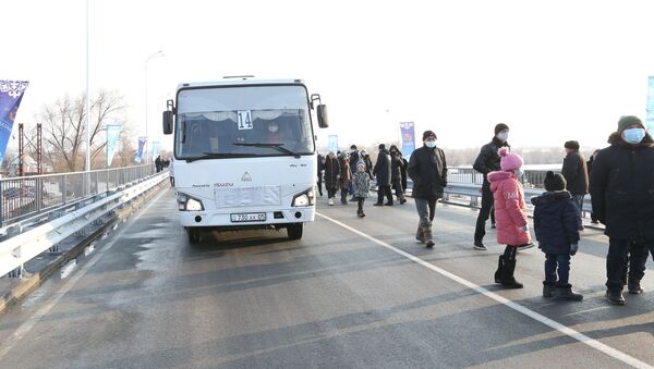 Автобус и пешеходы на новом мосту в Талдыкоргане - Sputnik Казахстан