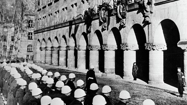 Караул у Дворца юстиции, где проходил Нюрнбергский процесс, архивное фото  - Sputnik Казахстан