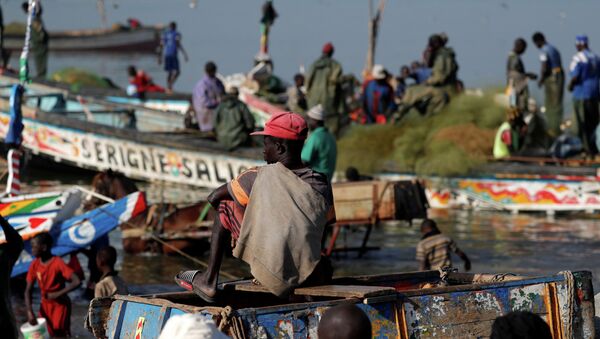 Рыбаки в одном из портов Сенегала - Sputnik Қазақстан