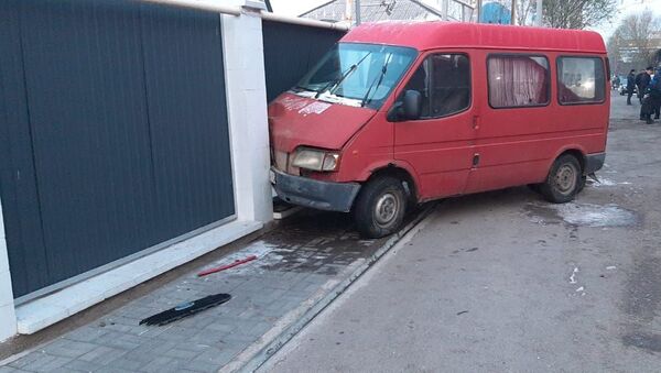 Алматинец украл микроавтобус, проехал 50 метров и врезался в забор - Sputnik Казахстан