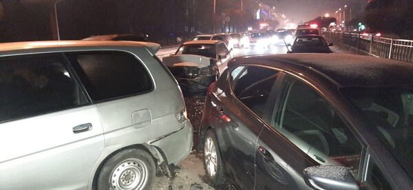 Пять человек, четверо из которых дети, пострадали в массовом ДТП в Алматы Пять человек, четверо из которых дети, пострадали в массовом ДТП в Алматы - Sputnik Казахстан