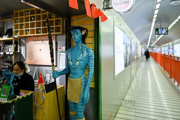 Статуя Аватара у ворот тематического почтового отделения в коридоре, ведущем к лифту Байлун в национальном парке Чжанцзяцзе в провинции Хунань, Китай - Sputnik Казахстан