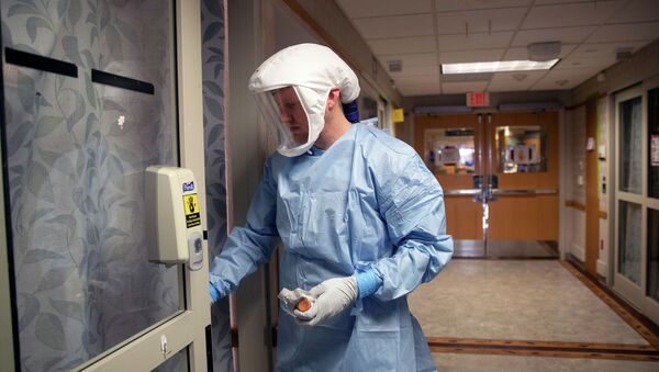Медик заносит в палату фильтр от маски аппарата искусственной вентиляции легких в больнице с коронавирусом  - Sputnik Казахстан
