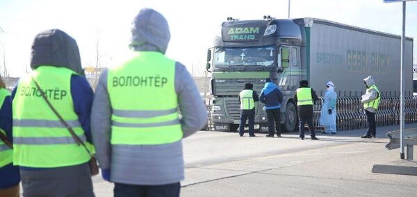 Осужденные, состоящие на учете службы пробации, помогают полицейским в Павлодаре Осужденные, состоящие на учете службы пробации, помогают полицейским в Павлодаре - Sputnik Казахстан