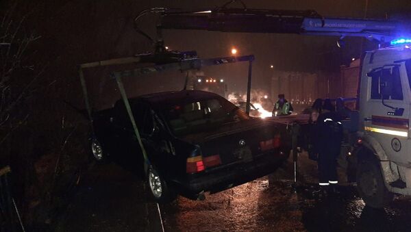 В Алматы автомобиль BMW опрокинулся с моста - Sputnik Казахстан