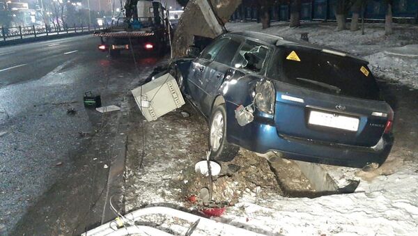 Авто врезалось в столб и дерево - Sputnik Казахстан