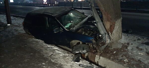 Автомобиль снес столб с камерами Сергек в Алматы Автомобиль снес столб с камерами Сергек в Алматы - Sputnik Казахстан