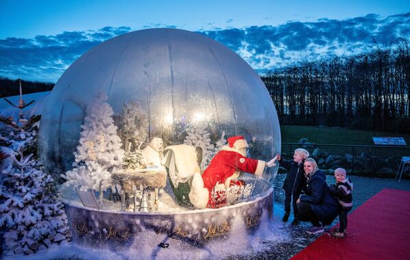 Аяз Ата киіміндегі адам  Санта-Клаус көпіршігінің ішінде отырып балалармен кездеседі - Sputnik Қазақстан