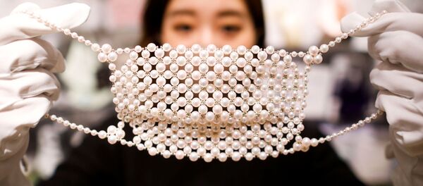 Маска из жемчуга в магазине в Токио  - Sputnik Казахстан