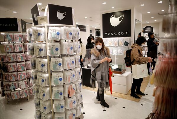 Покупатели в магазине масок в Токио - Sputnik Қазақстан