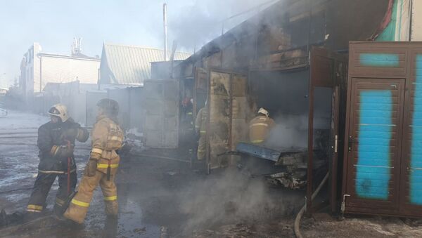 Огнеборцы на тушении пожара по улице Айнакол - Sputnik Казахстан