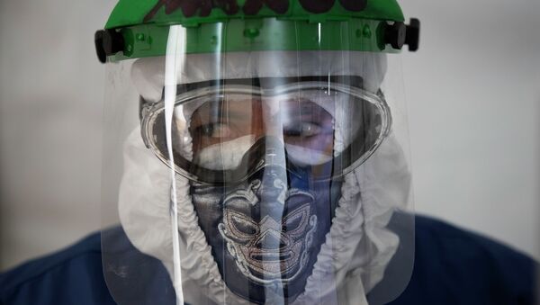 Медик в защитной маске с необычным принтом - Sputnik Казахстан
