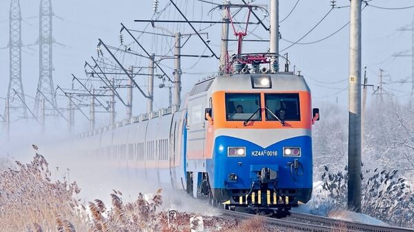 Поезд на заснеженной дороге  - Sputnik Казахстан